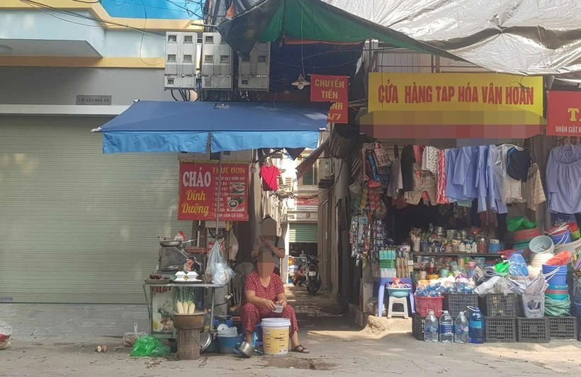 Con ngõ nhỏ dẫn vào nhà bé gái 12 tuổi sinh con, nghi bị xâm hại. Ảnh: Pháp luật TP.HCM