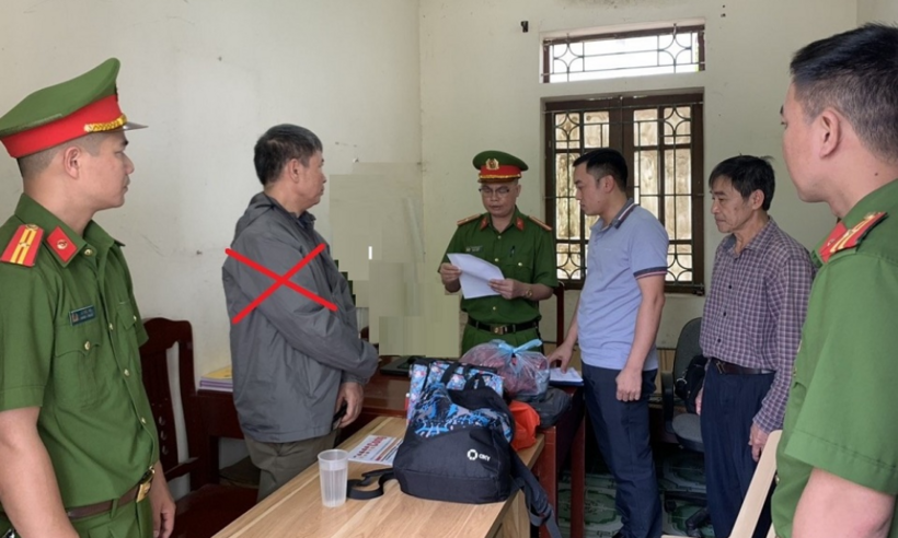 Cơ quan Cảnh sát điều tra Công an tỉnh Hà Nam thi hành Lệnh giữ trong trường hợp khẩn cấp đối với Phạm Hữu Chính (dấu X). (Ảnh: Công an tỉnh Hà Nam)