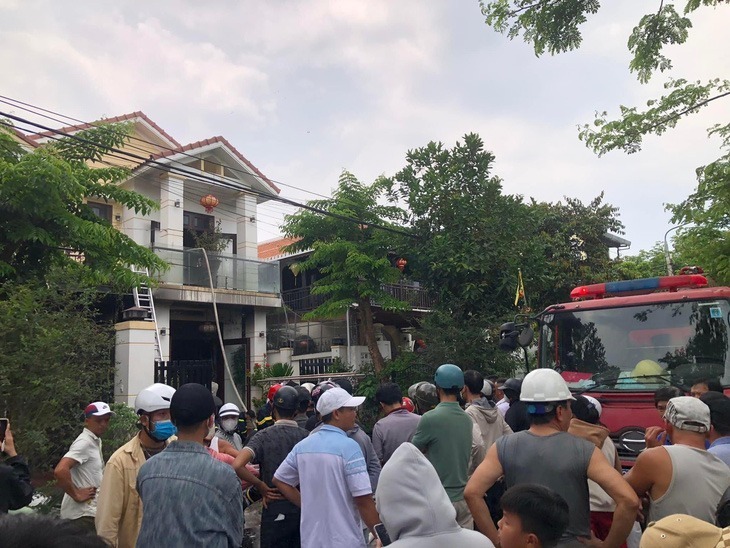 Lực lượng chức năng cùng người dân tại hiện trường vụ việc. Ảnh: Tuổi trẻ Online