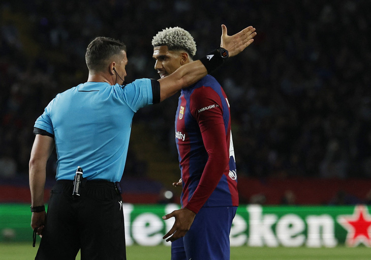 Barca nhận án phạt nặng từ Liên đoàn bóng đá châu Âu. Ảnh: REUTERS