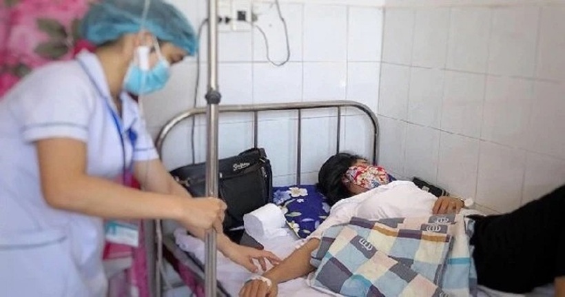 Bệnh nhân bị ngộ độc đang được bác sĩ thăm khám. Ảnh: Pháp luật TP.HCM