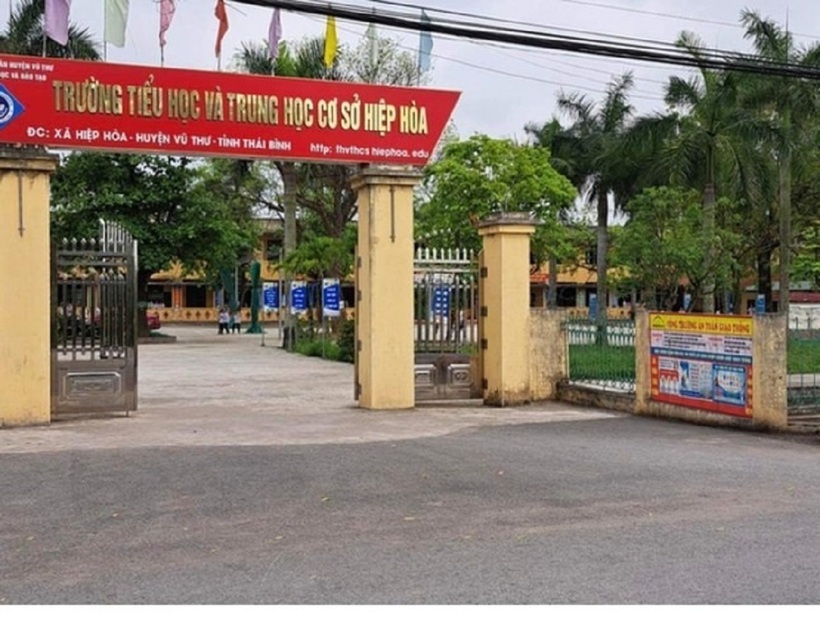 Bên ngoài Trường Tiểu học và THCS Hiệp Hoà. Ảnh: Tiền Phong