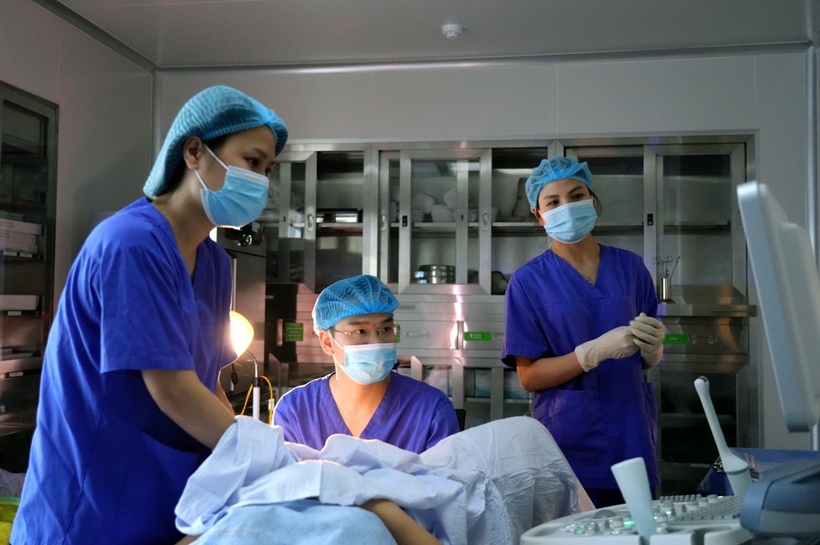 Cặp vợ chồng trẻ nhiều lần “lỡ hẹn” với con, lại phát hiện bị dính buồng tử cung