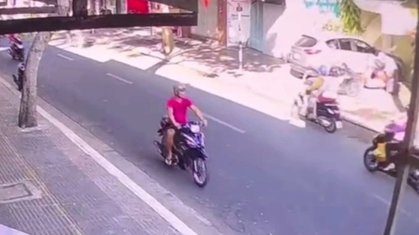 Hình ảnh đối tượng giết nữ chủ quán cà phê được camera ghi lại gần hiện trường. Ảnh: PLO.