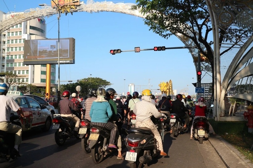 Người điều khiển xe phải đi bên phải theo chiều đi của mình. Ảnh minh họa.