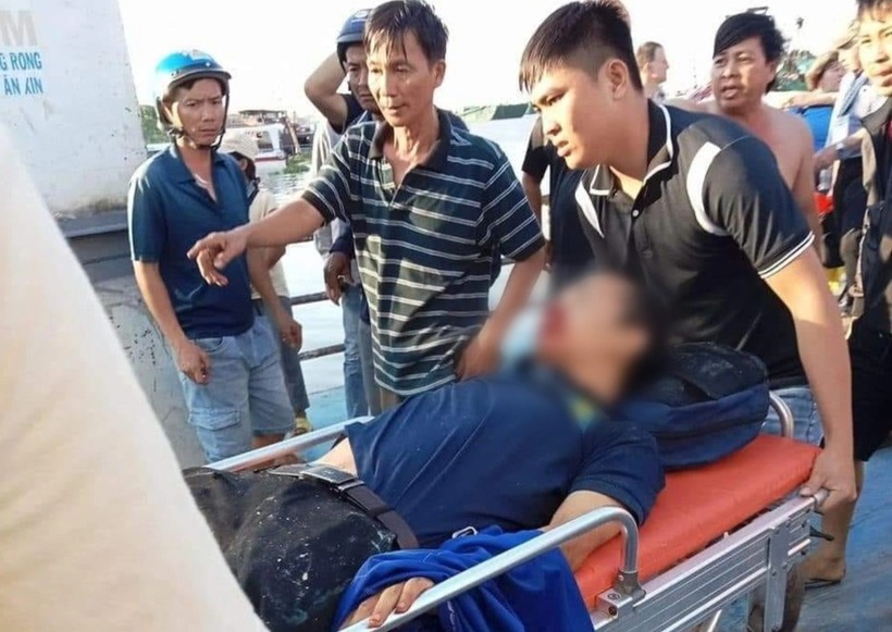 Các nạn nhân được đưa đi cấp cứu sau tai nạn. Ảnh: Dân Trí