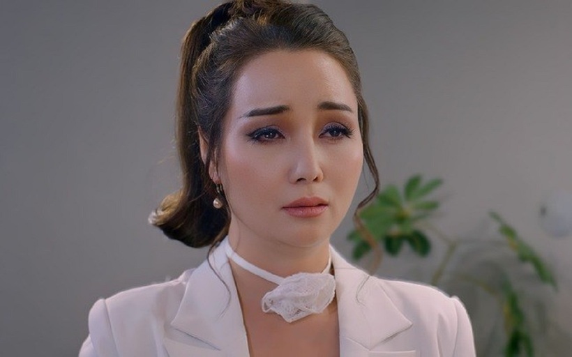 Mai Thu Huyền trong vai Yvonne - người vợ nghi ngờ chồng ngoại tình trong phim Đóa hoa mong manh . Ảnh: BHD
