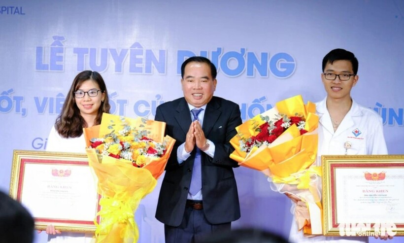 Hai bác sĩ được tặng bằng khen vì kịp thời cứu người bị tai nạn giao thông. Ảnh: Báo Tuổi trẻ.