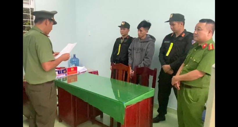 Cơ quan ANĐT Công an huyện Bình Sơn thực hiện lệnh bắt tạm giam đối với Nguyễn Tiến Mạnh. Ảnh: CAND