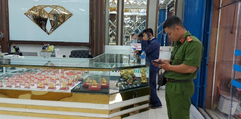 Cục QLTT TP Hồ Chí Minh phối hợp các đơn vị liên quan tiếp tục tăng cường kiểm tra một số doanh nghiệp tư nhân kinh doanh vàng trên địa bàn TP Hồ Chí Minh. Ảnh: Báo Tin Tức