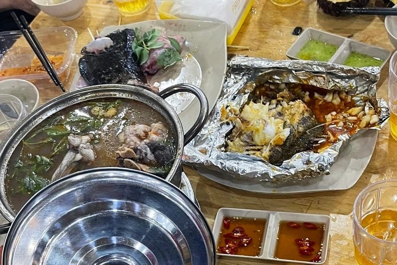 Anh Cường cho rằng bị quán hải sản gian dối về con cá khi bắt lên cân và con cá được dọn lên bàn. Ảnh: Nhân vật cung cấp/Dân Trí