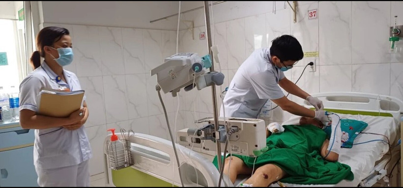 Bà H. đang được bác sĩ chăm sóc tại bệnh viện. Ảnh: Pháp luật TP.HCM