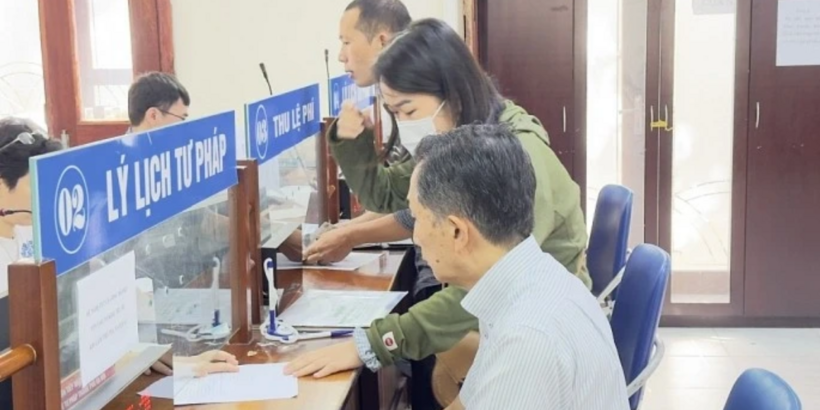 Người dân làm thủ tục cấp phiếu LLTP tại Sở Tư pháp TP Hà Nội. Ảnh: Pháp luật TP.HCM