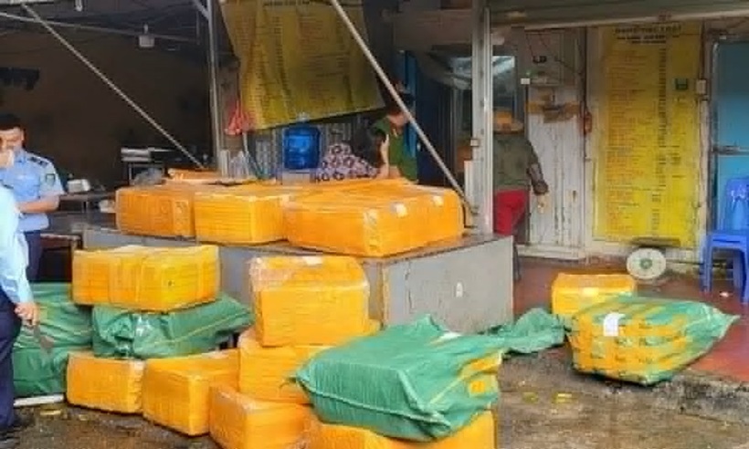 Lực lượng chức năng đang tiến hành kiểm tra thu giữ kho hàng đông lạnh không rõ nguồn gốc xuất xứ.