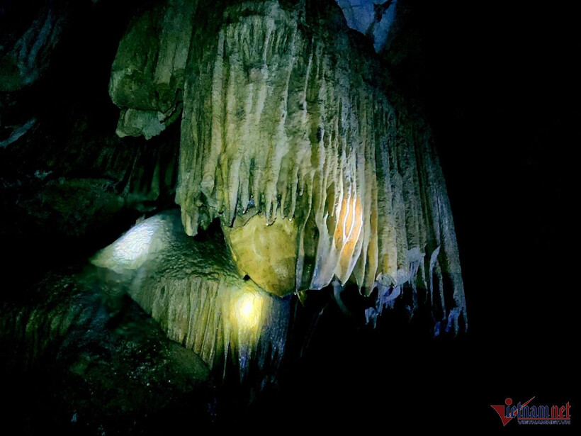 Trong các hồ sơ liên quan tới núi Đụn, địa điểm này không nằm trong khu vực khoanh vùng, bảo vệ của di tích quốc gia Đình Gia Miêu, Lăng Miếu Triệu Tường. Núi nằm sau và cách di tích Lăng Trường Nguyên khoảng 600m.
