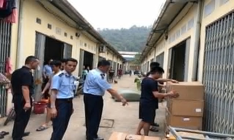 Đoàn kiểm tra phát hiện trong 2 kho hàng đang cát giấu 10 loại hàng hóa với 40.000 sản phẩm.