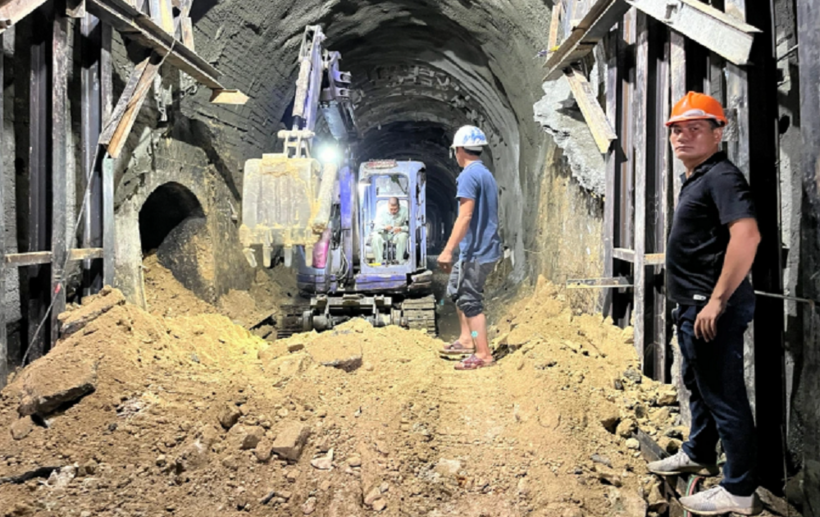 Máy múc dọn đất đá tại vị trí sạt lở, chuẩn bị cho công tác thông hầm. Ảnh: Dân trí