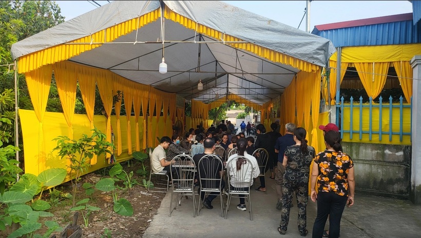 Gia đình làm đám tang cho em D. Ảnh: Báo Giao thông.