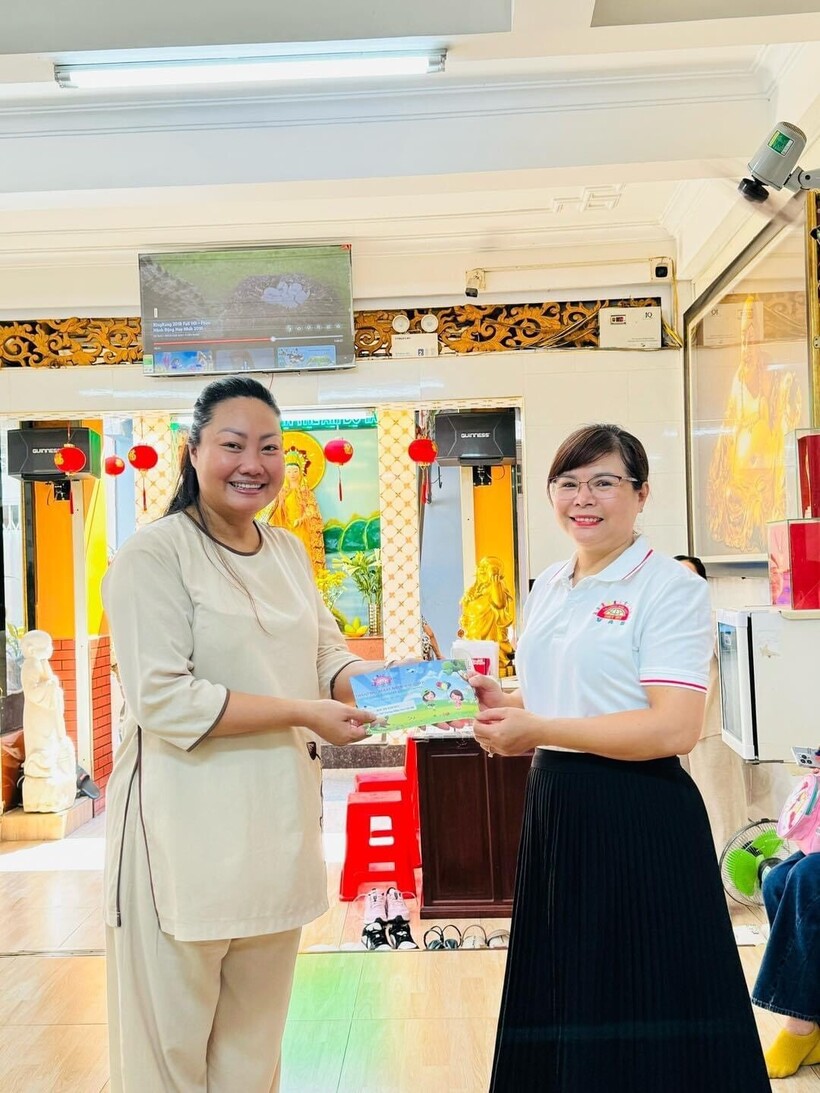 Chị Trần Thị Cẩm Loan – H.T Trường Mầm Non Việt Mỹ trao quà đến sư cô.