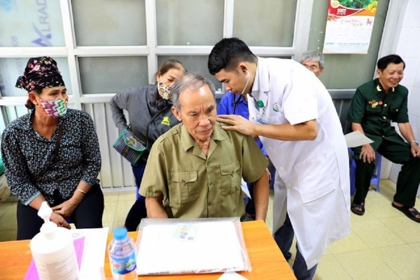 Các bác sĩ tổ chức khám bệnh miễn phí cho người dân Điện Biên