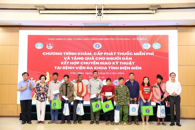 Thứ trưởng Y tế Trần Văn Thuấn (đầu tiên bên phải ảnh) cùng đồng chí Vừ A Bằng, Phó Chủ tịch Ủy ban nhân dân tỉnh Điện Biên trao quà tặng các gia đình nghèo tại Điện Biên