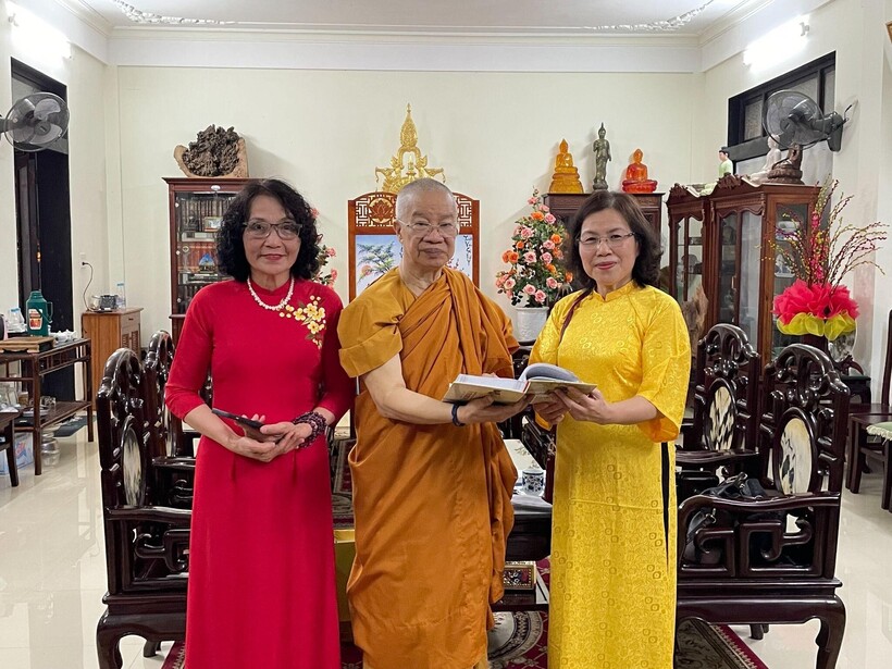 Sư thầy Thích Tuệ Tâm tặng sách cho các bác sĩ Nhất Nam Y Viện