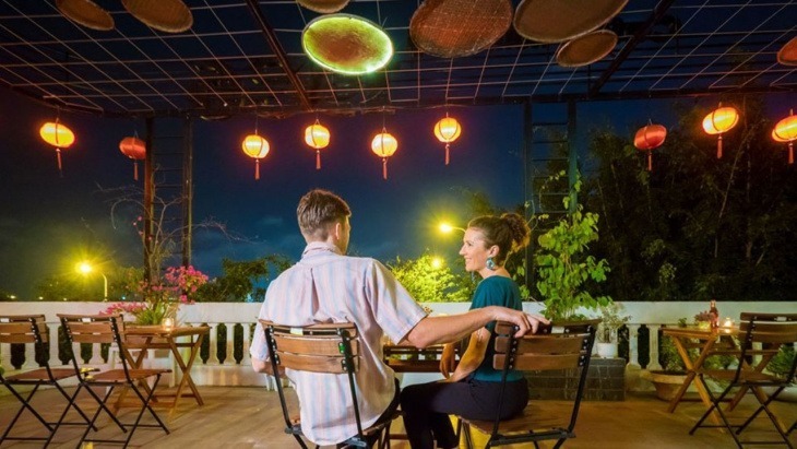 Tầng thượng quán có đèn lung linh