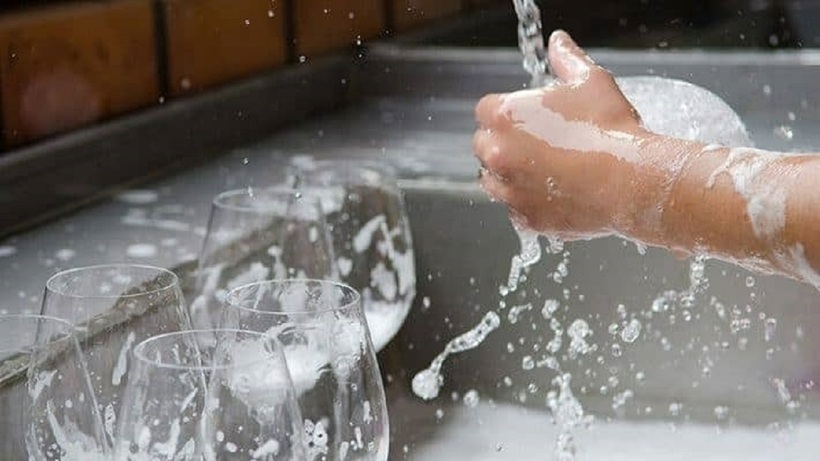 Sử dụng nước rửa chén giúp đồ thủy tinh sáng bóng như mới.