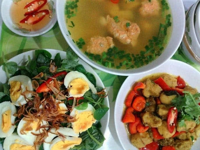 Thực đơn 50.000 đồng 1 ngày số 7 gồm 3 món: Canh chả cua nấu bí đỏ, Thịt nạc rim và Rau càng cua trộn trứng. Ảnh minh họa