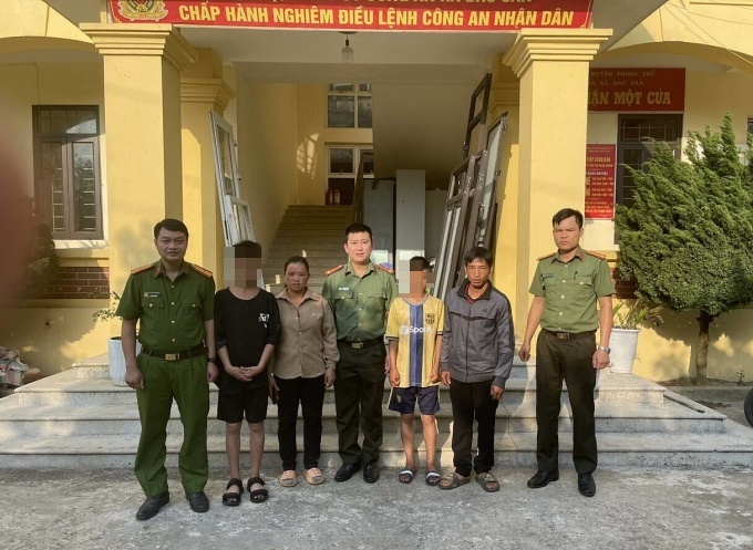 Lực lượng công an bàn giao 2 cháu cho gia đình. (Ảnh: Công an)