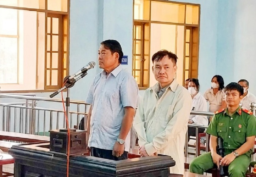 Bị cáo Sơn (trái) và bị cáo Sửu tại phiên tòa xét xử. Ảnh: VTC News