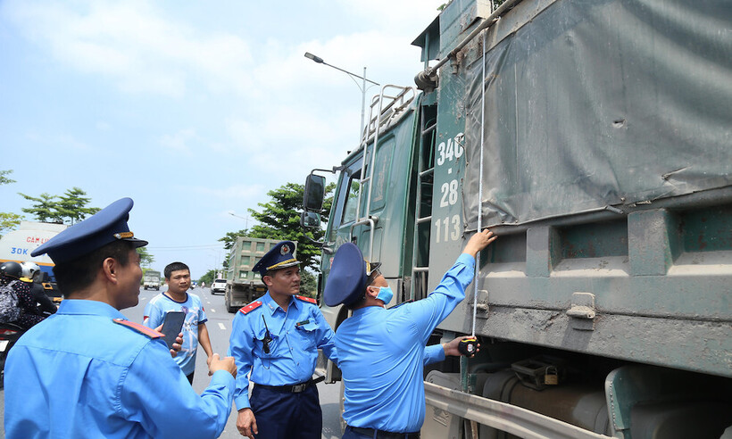 Thanh tra Sở GTVT Hà Nội kiểm tra, xử lý xe quá tải