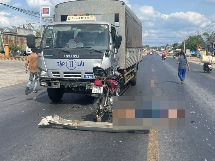 Hiện trường vụ tai nạn khiến người đàn ông tử vong tại chỗ. Ảnh: Người đưa tin