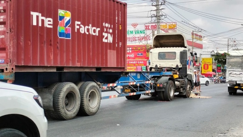 Hiện trường vụ tai nạn giao thông khiến người phụ nữ ở Long An tử vong. Ảnh: PLO