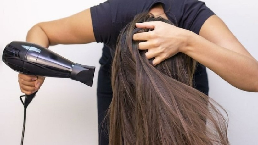 Sai lầm thường gặp khi sử dụng máy sấy tóc khiến tóc hư tổn.
