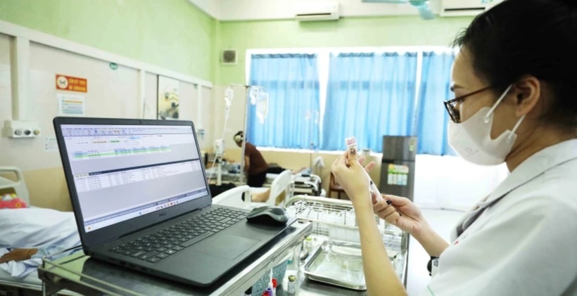 Nhân viên y tế theo dõi các thông số quản lý bệnh nhân trên máy tính. (Ảnh: TTXVN)