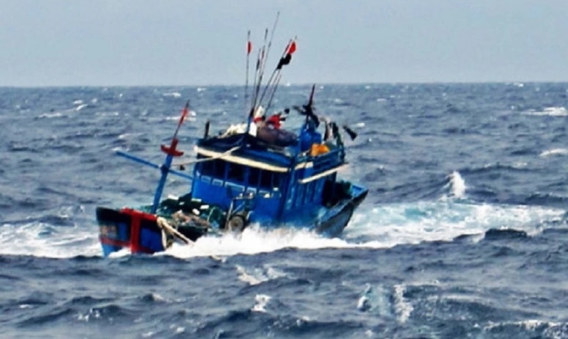 Tàu cá Thanh Hoá bị lốc xoáy đánh chìm trên vùng biển Quảng Ninh, bốn thuyền viên vẫn đang mất tích. (Ảnh minh hoạ)