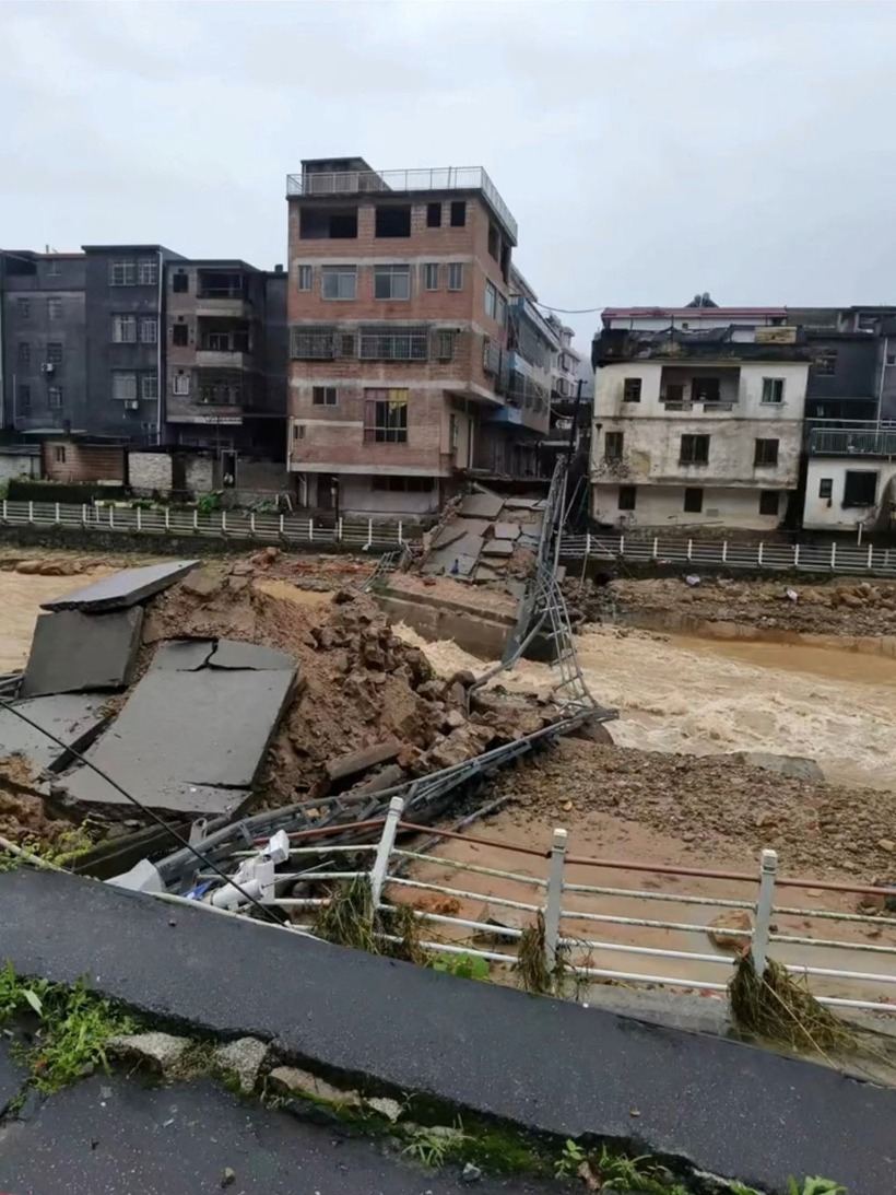 Mưa lớn đã gây ra các tình trạng lở đất, mất điện, ngập úng, gián đoạn liên lạc, đặc biệt là ở khu vực lõi của lượng mưa. Cơ quan cứu hộ đã hỗ trợ những người bị mắc kẹt và bị thương, di dời người dân ở khu vực bị ảnh hưởng nặng đến các khu vực an toàn.