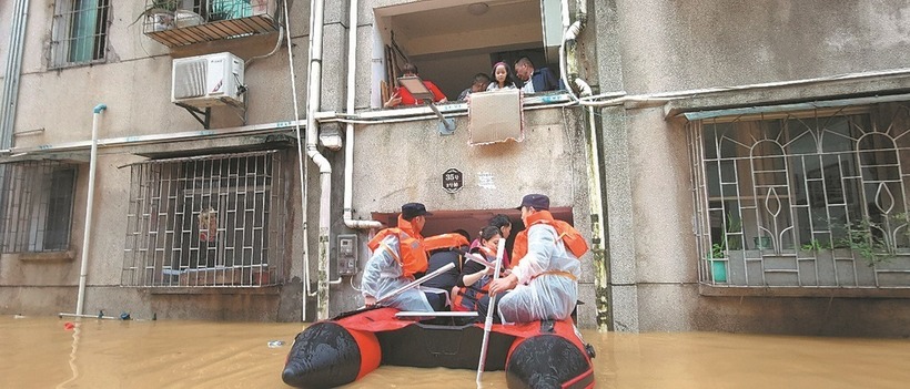 Ngoài ra, mưa lớn cũng khiến nhiều chuyến bay bị hủy, trong khi một số chuyến bay bị đình chỉ tại nhiều sân bay ở miền Nam Trung Quốc. Đường sắt Quảng Châu đình chỉ nhiều chuyến tàu từ ngày 20-22/4 và nhiều thành phố đã phải đóng cửa trường học.