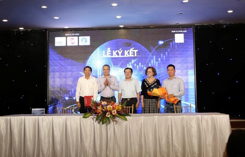 Đại diện các chi nhánh Agribank trên địa bàn TP Hồ Chí Minh ký kết hỗ trợ khách hàng