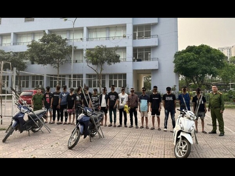 Nhóm "Những cơn mưa thuỷ tinh" ở Hà Nội mang dao quắm giải quyết đối thủ khi xảy ra mâu thuẫn. Ảnh: Dân Việt