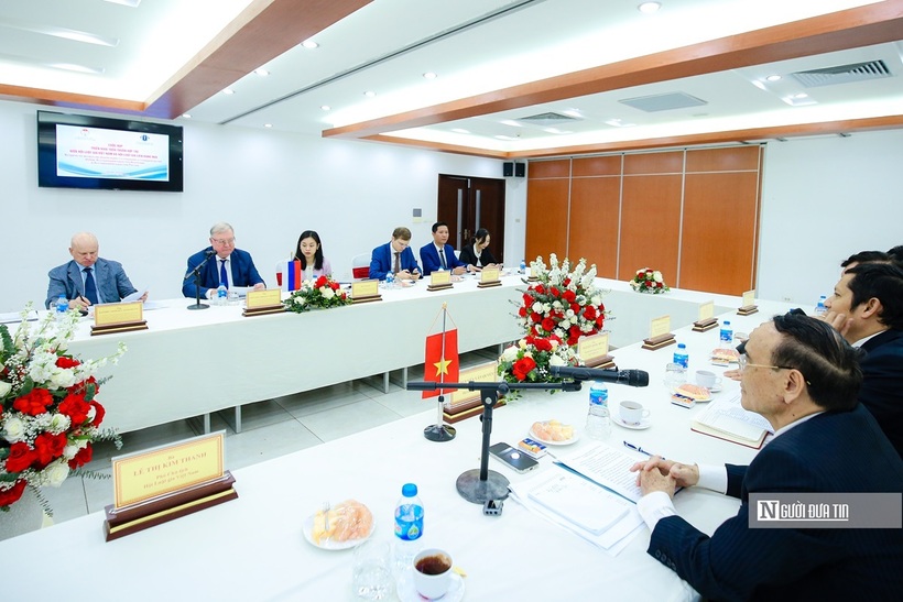 Quang cảnh cuộc họp.