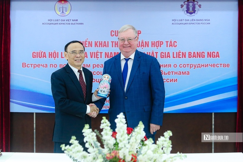 Hai bên trao tặng phẩm lưu niệm.