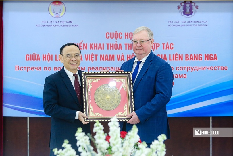Hai bên trao tặng phẩm lưu niệm.