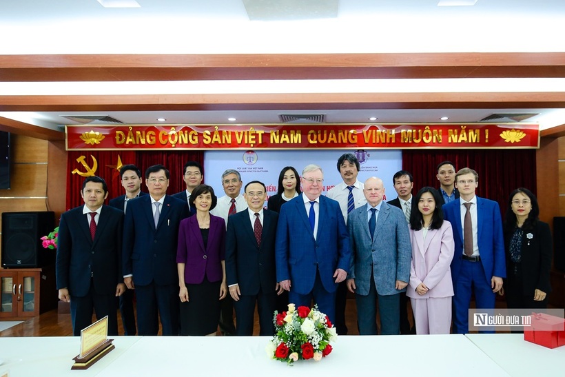 Các đại biểu chụp ảnh lưu niệm.