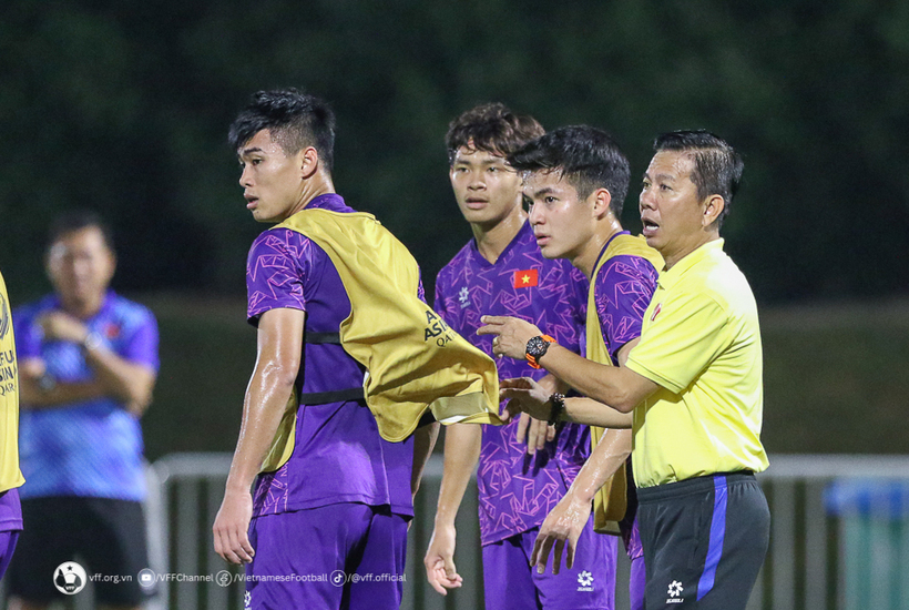 HLV Hoàng Anh Tuấn và các học trò. Ảnh: VFF.