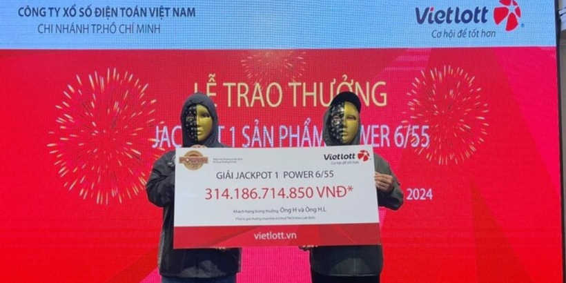 Ông H. và ông L. may mắn trúng độc đắc trị giá hơn 314 tỷ đồng. Ảnh: VTC News