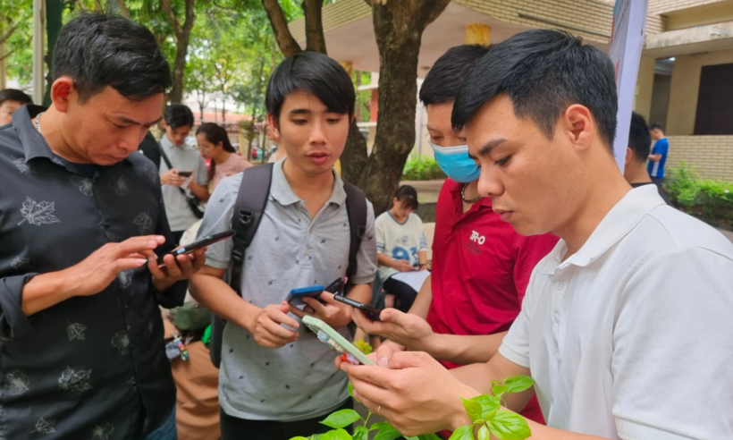 Hơn 800 hồ sơ xin cấp lý lịch tư pháp thành công trên VNeID Người dân làm các thao tác đăng ký cấp phiếu lý lịch tư pháp trên VNeID. (Ảnh: C06)