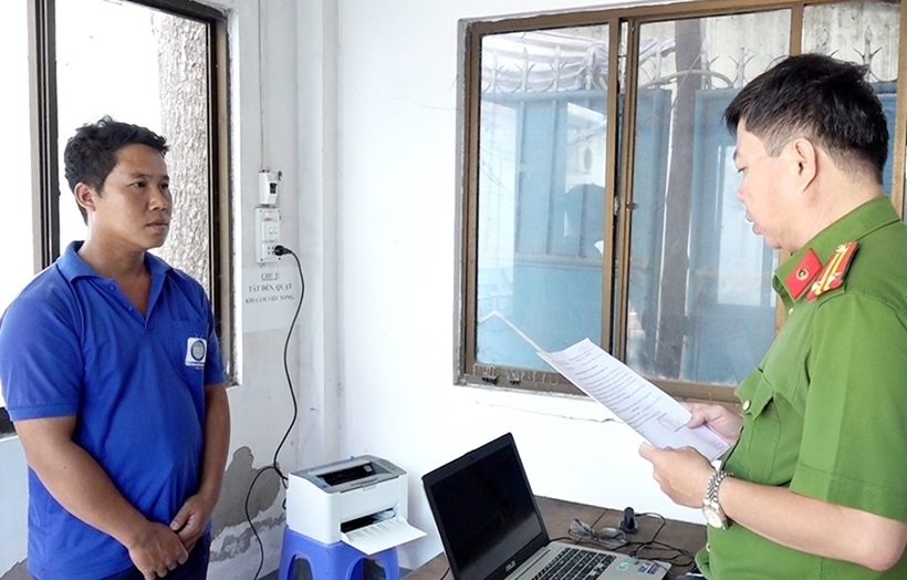 Bị can Nguyễn Minh Trường đang nghe tống đạt các quyết định. (Ảnh: BVPL)