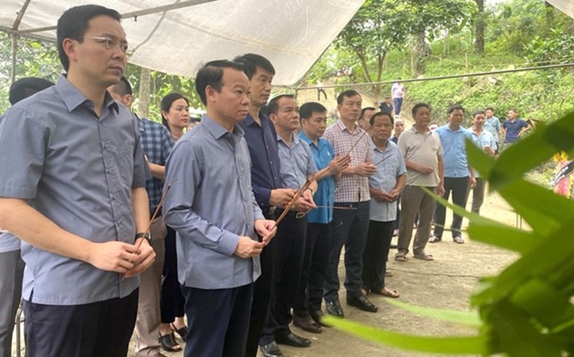 Bí thư Tỉnh ủy Đỗ Đức Duy cùng đoàn công tác thăm viếng các nạn nhân bị thiệt mạng. Ảnh: Báo Lao động.